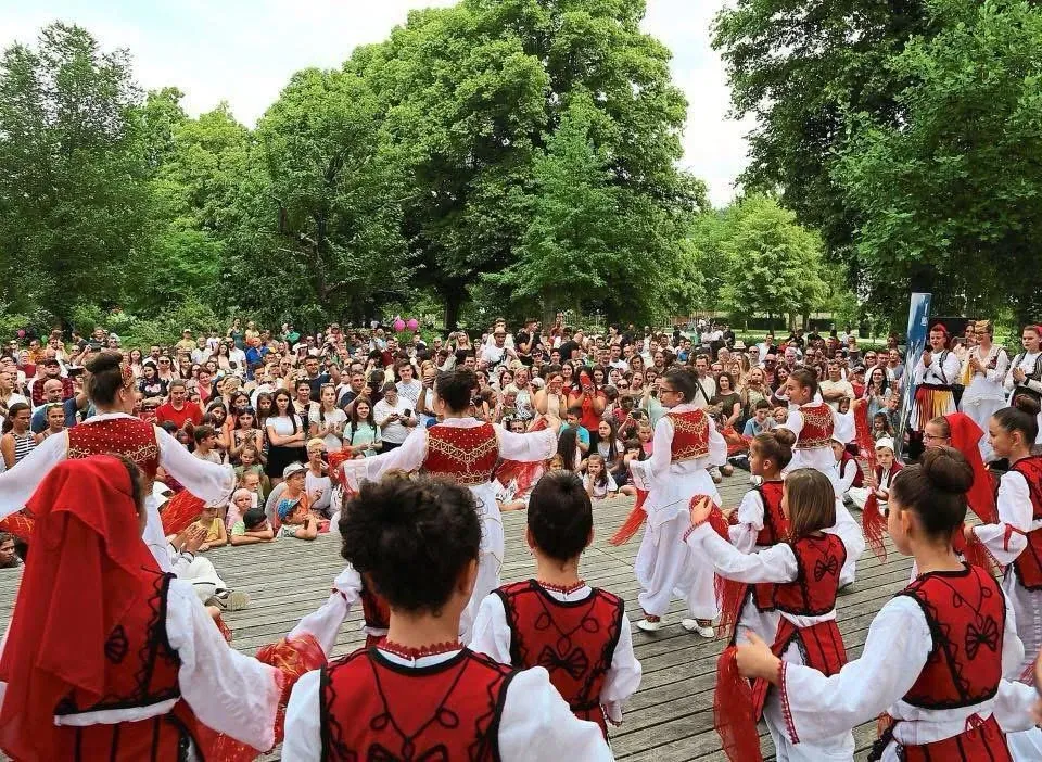 Performancë për mbështetje të një familjeje në nevojë